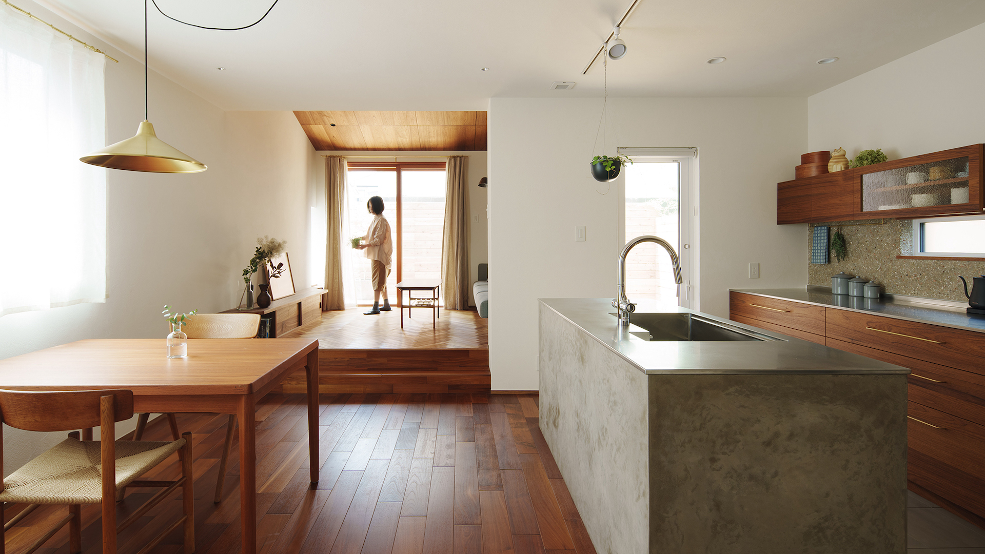 チークの床、漆喰の壁など自然素材を取り入れた、上質なデザインの新築注文住宅