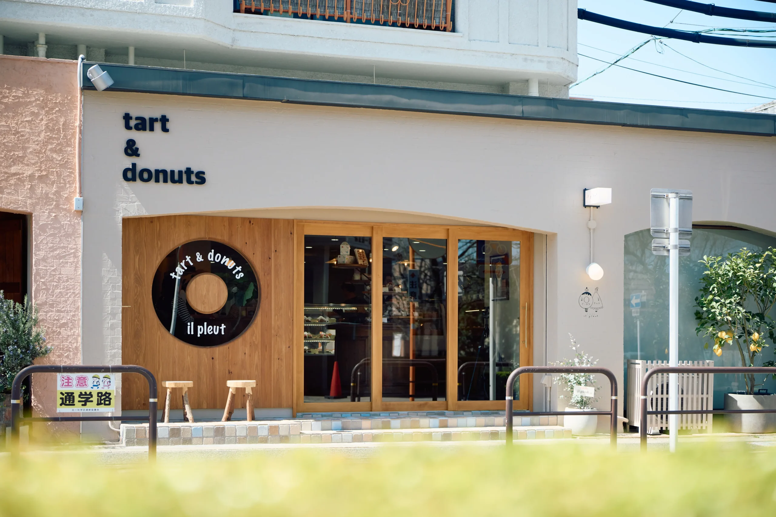 アネストワンがデザインしたタルトとドーナッツの店の外観