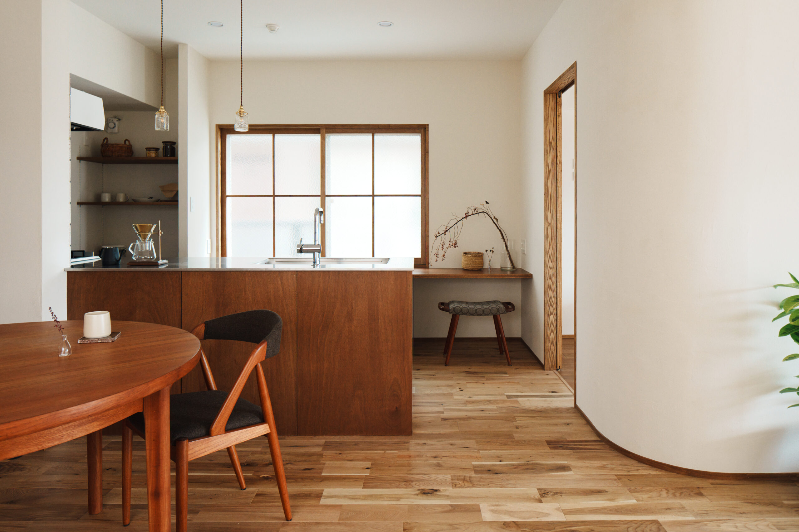 アネストワンが手掛けるリノベーション 無垢床材とオリジナルキッチン