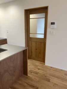 ラワン材　キッチン　ナラ材造作建具