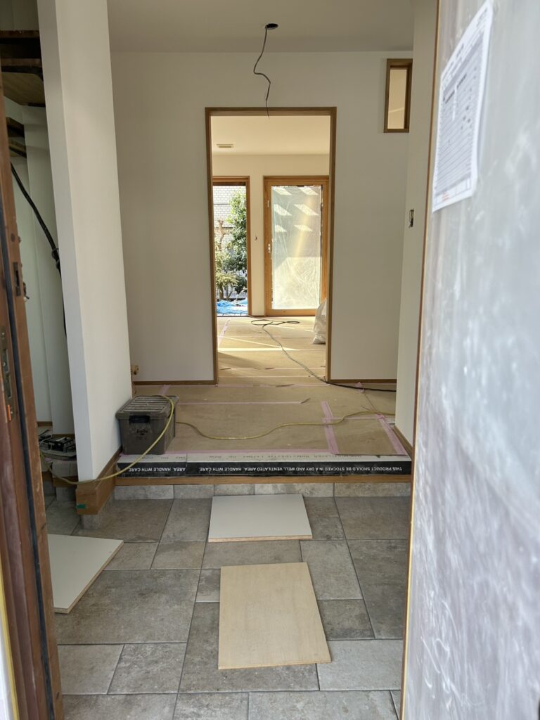 タイル　ウィンザー　アイボリー　ミラタップ