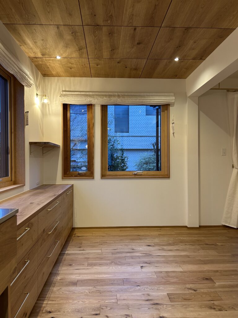 天井目透かし貼　ナラ突板　木製サッシ　ナラ無垢フローリング